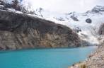 A incrível laguna que fica aos pés do Alpamayo, no trekking Santa Cruz, na Cordillera Blanca, região de Huaraz, no Peru
